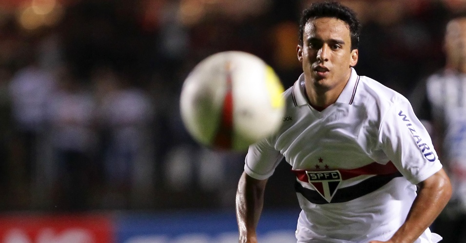 Jadson corre atrás da bola e tenta jogada na partida entre São Paulo e Paulista, no Morumbi