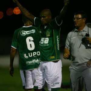 Domingos comemora após marcar golaço na vitória de 2 a 0 do Guarani sobre o Comercial, em Ribeirão - Edson Silva /Folhapress