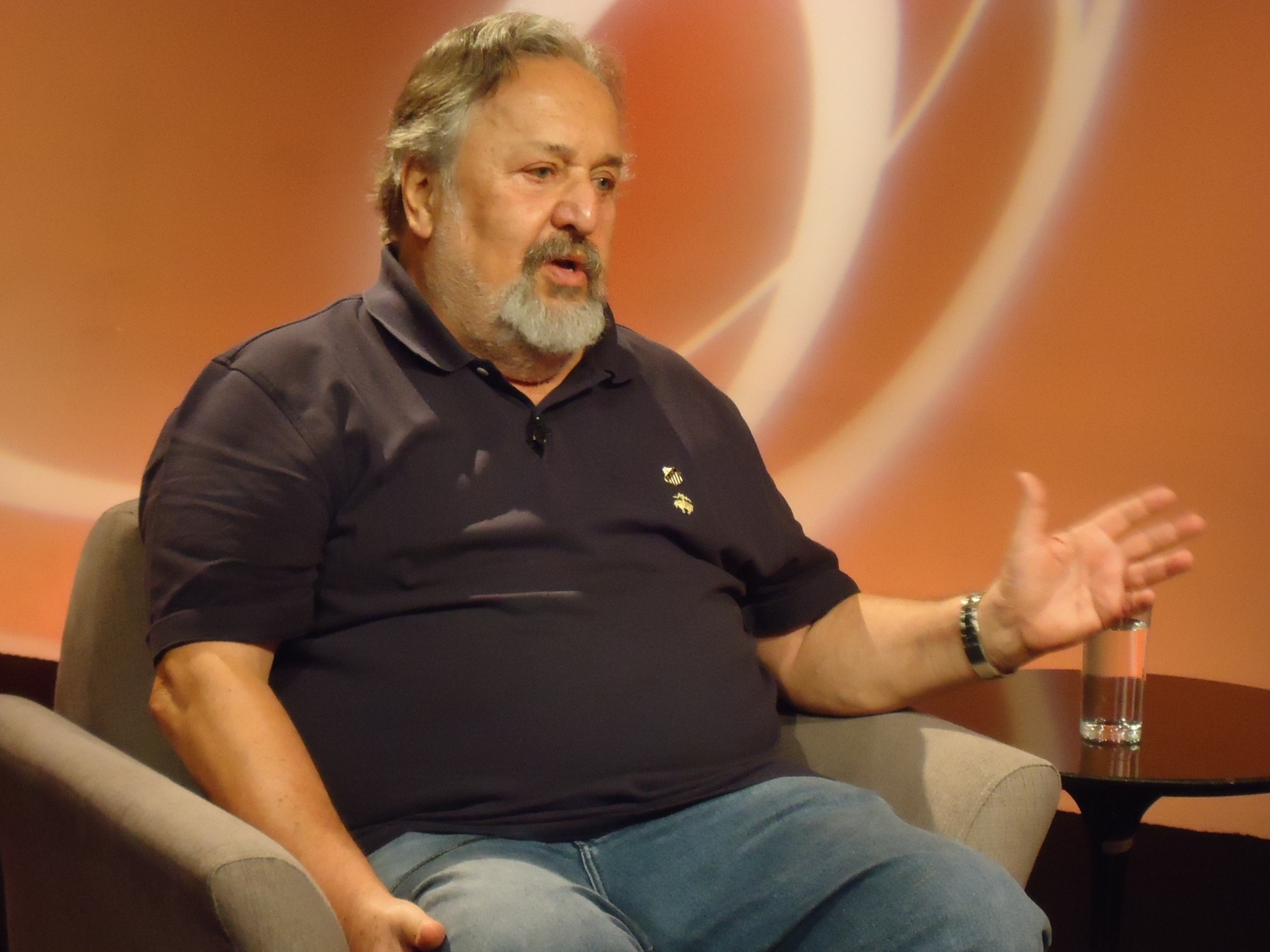 O presidente do Santos, Luis Álvaro de Oliveira Ribeiro, em entrevista aos repórteres Bruno Freitas e Fernando Faro nos estúdios do UOL em São Paulo - Priscila Gomes/UOL