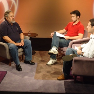 O presidente do Santos, Luis Álvaro de Oliveira Ribeiro, em entrevista aos repórteres Bruno Freitas e Fernando Faro nos estúdios do UOL em São Paulo - Priscila Gomes/UOL