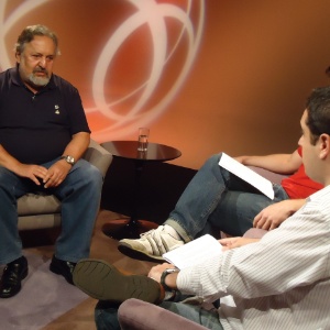 O presidente do Santos, Luis Álvaro de Oliveira Ribeiro, em entrevista aos repórteres Bruno Freitas e Fernando Faro nos estúdios do UOL em São Paulo - Priscila Gomes/UOL