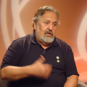 O presidente do Santos, Luis Álvaro de Oliveira Ribeiro, em entrevista aos repórteres Bruno Freitas e Fernando Faro nos estúdios do UOL em São Paulo - Priscila Gomes/UOL