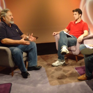 O presidente do Santos, Luis Álvaro de Oliveira Ribeiro, em entrevista aos repórteres Bruno Freitas e Fernando Faro nos estúdios do UOL em São Paulo - Priscila Gomes/UOL