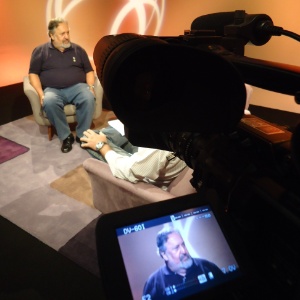 O presidente do Santos, Luis Álvaro de Oliveira Ribeiro, em entrevista aos repórteres Bruno Freitas e Fernando Faro nos estúdios do UOL em São Paulo - Priscila Gomes/UOL