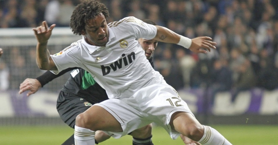 Marcelo tenta passar pela marcação na vitória do Real Madrid sobre o Racing Santander (18/02/12)