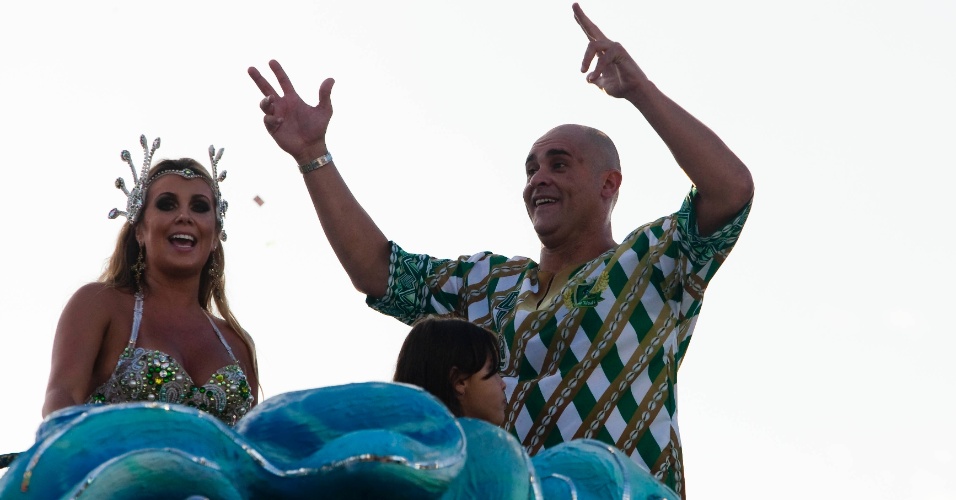 Marcos, ex-goleiro do Palmeiras, faz festa em cima de carro alegórico da Mancha Verde ao lado da mulher e da filha