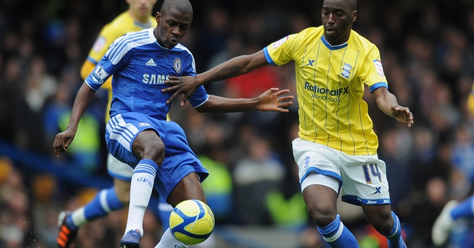18.fev.2012 - Ramires (e), do Chelsea, tenta proteger a bola de Morgaro Gomis, do Birmingham, durante jogo do Campeonato Inglês