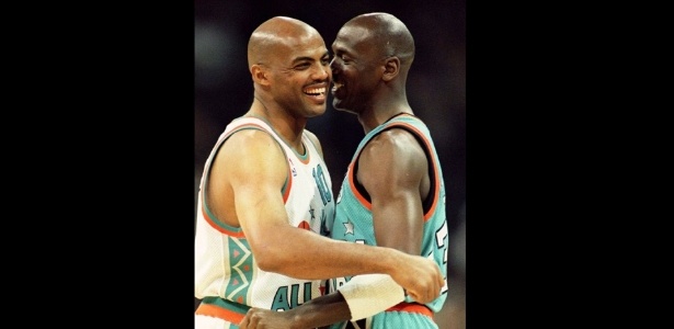 Charles Barkley e Michael Jordan se abraçam durante o All-Star Game de 1996 - Reuters