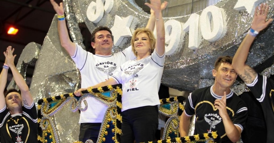 Neto, Andres Sanchez, a mulher do ex-presidente Lula, Marisa, e o jogador Alex foram destaques de carro alegórico da Gaviões no Carnaval paulistano