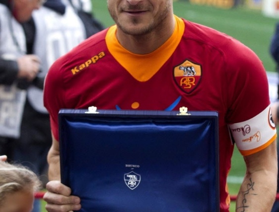 O italiano Francesco Totti, recebe placa comemorativo aos seus 700 jogos com a camisa da Roma antes da partida contra o Parma