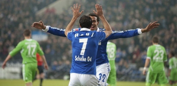 Raul celebra com Matip seu gol na partida contra o Wolfsburg - Bernd Thissen/EFE