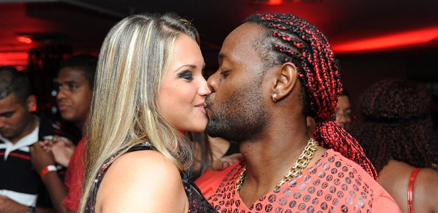 Vagner Love beija a noiva em baile do Flamengo; jogador admitiu festinha de jogadores - Fla Imagem