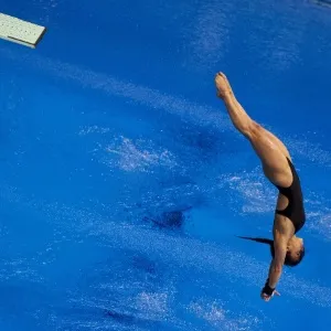 A canadense Meaghan Benfeito salta da plataforma de 10 m na Copa do Mundo de Saltos Ornamentais em Londres - Adrian Dennis/AFP Photo