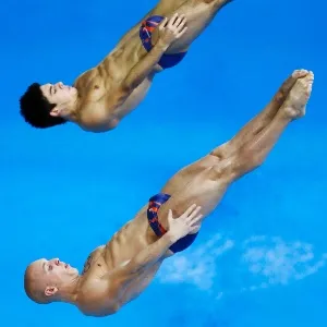 Christopher Mears e Nicholas Baker, da Inglaterra, em ação na Copa do Mundo de Saltos Ornamentais, em Londres - Andrew Winning/Reuters