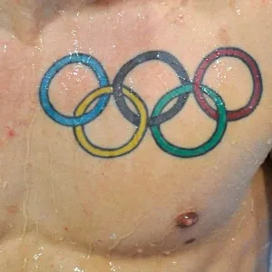 Detalhe da tatuagem do britânico Nicholas Robinson Baker durante a Copa do Mundo de Saltos Ornamentais, em Londres - Toby Melville/Reuters