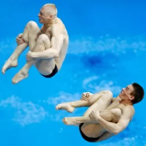 Anton Zakharov, da Rússia, salta do trampolim de 3 m na Copa do Mundo de Saltos Ornamentais, em Londres - Andrew Winning/Reuters