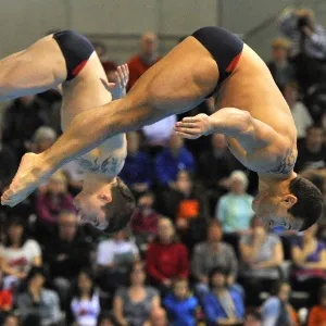 Os franceses Damien Cely e Matthieu Rosset saltam do trampolim de 3 m na Copa do Mundo de Saltos Ornamentais, em Londres - Toby Melville/Reuters