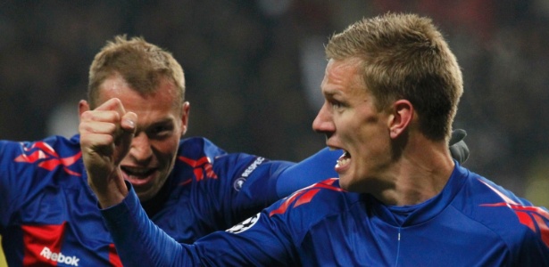 Pontus Wernbloom (d), do CSKA, celebra seu gol contra o Real Madrid, com Vasili Berezutski - Tatyana Makeyeva/Reuters