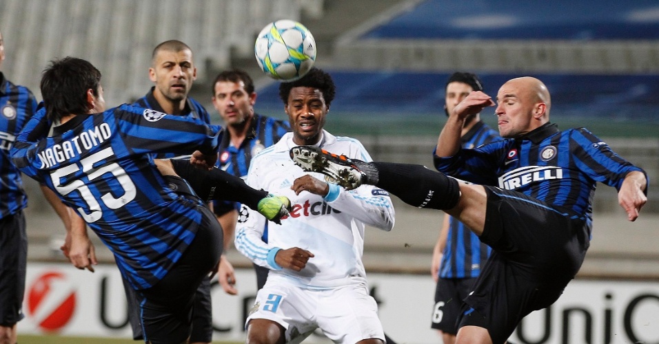 Cercado por adversários do Inter de Milão, Nicolas N'Koulou do Olympique briga pela bola no estádio Velodrome, em Marselha