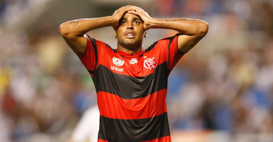 Deivid lamenta após perder gol incrível para o Flamengo no clássico contra o Vasco (22/02/12)