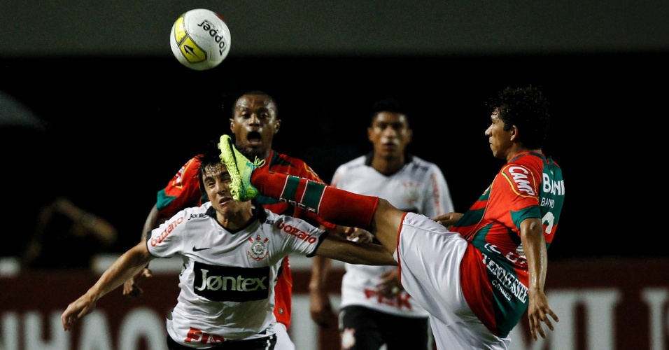 Jogador da Portuguesa ergue o pé na disputa de bola com Willian, atacante do Corinthians