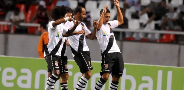 Os jogadores do Vasco comemoram o primeiro gol do time de São Januário no jogo - André Ricardo/UOL