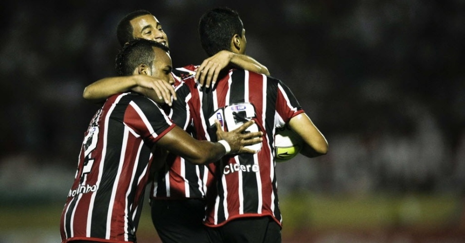Lucas, Cícero e Fernandinho comemoram gol do São Paulo no jogo contra o Bragantino