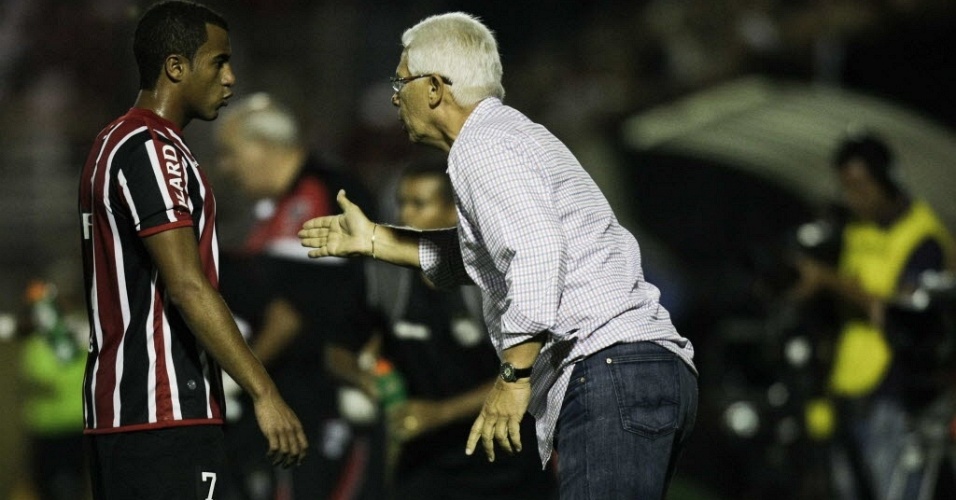 Lucas recebe orientações do técnico Emerson Leão durante a partida contra o Bragantino