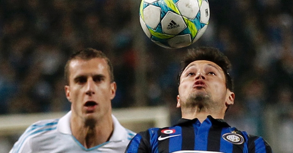 Mauro Zarate (d.), do Inter de Milão, disputa bola com Benoit Cheyroum, do Olympique, em partida disputada em Marselha