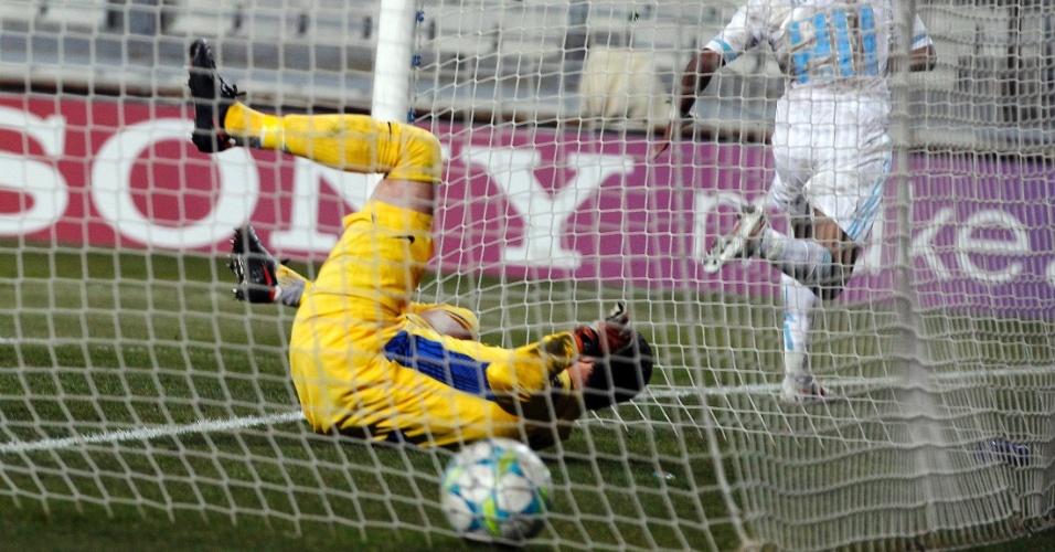 O goleiro brasileiro Júlio Cesar, do Inter de Milão, em lance do gol de Andre Ayew, na vitória do Olympique por 1 a 0