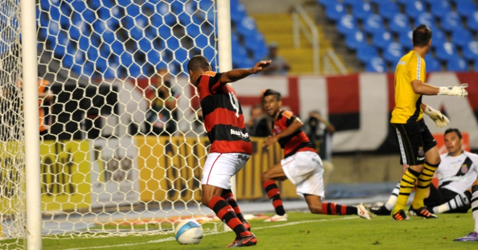 Sem goleiro, Deivid acerta a trave e perde gol incrível para o Flamengo contra o Vasco (22/02/12)