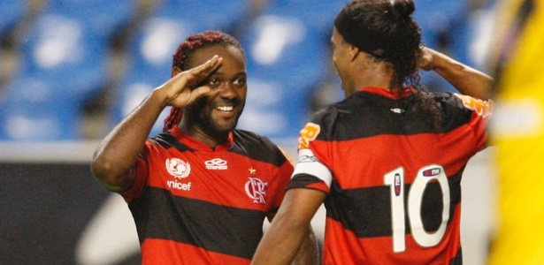 Expectativa é que Vagner Love e Ronaldinho participem do amistoso de quinta-feira - Fernando Maia/ UOL