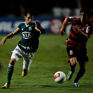 Cicinho tenta a jogada durante o jogo do Palmeiras contra o Oeste. Ele tentará voltar a ser titular - Leandro Moraes/UOL