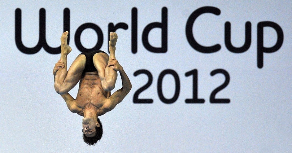 Hugo Parisi salta na prova da plataforma de 10 metros durante a Copa do Mundo de Londres (24/2/2012)