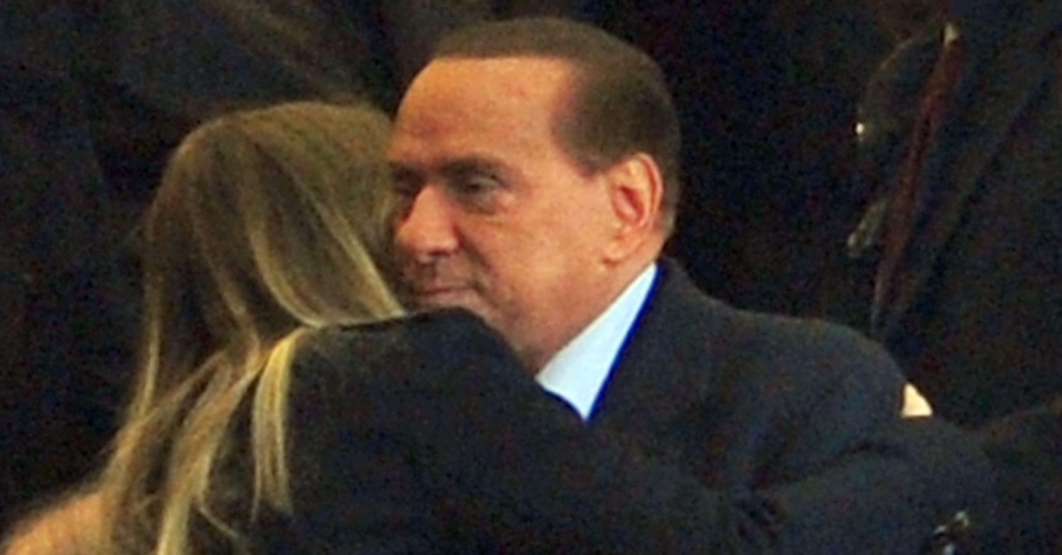 A namorada de Alexandre Pato, Barbara Berlusconi, abraça seu pai, o ex-primeiro-ministro da Itália Silvio Berlusconi, no San Siro
