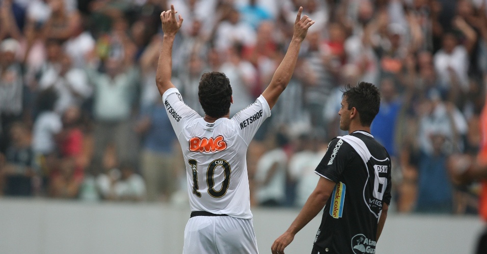 Camisa 10 Ganso vibra ao marcar o segundo gol do Santos contra a Ponte Preta