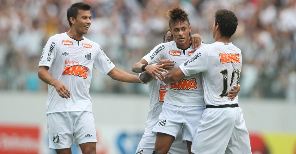 Neymar comemora com Ganso (d) ao abrir o placar para o Santos contra a Ponte