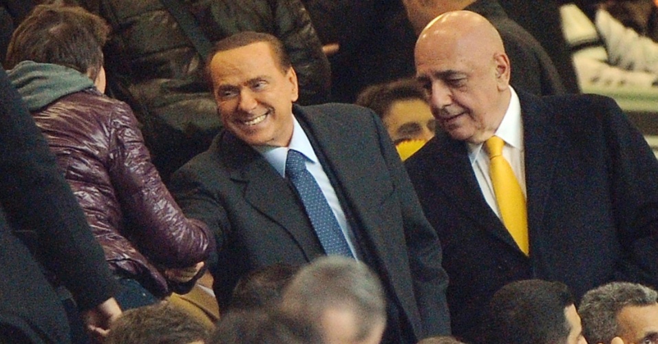 O ex-primeiro-ministro italiano Silvio Berslusconi (esq) e o vice-presidente do Milan, Adriano Galliani, chegam ao San Siro para a partida contra a Juventus