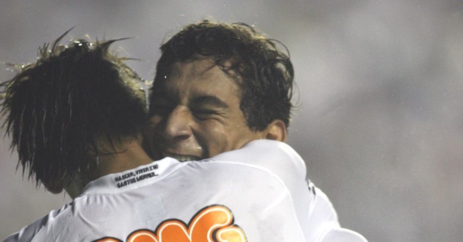 Paulo Henrique Ganso abraça Neymar na goleada do Santos sobre a Ponte Preta no Paulistão