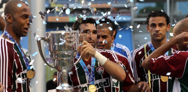Deco exibe o troféu da Taça Guanabara, antes de ter que repassá-lo ao capitão Fred - Júlio César Guimarães/UOL