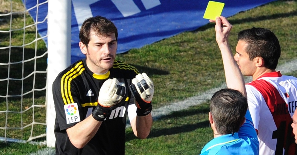 Goleiro do Real Madrid Iker Casillas foi punido com o cartão amarelo por atrasar reinício do jogo. Time venceu o Rayo Vallecano por 1 a 0