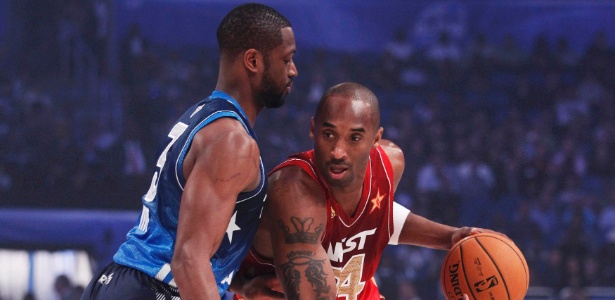 Kobe Bryant encara a marcação de Dwyane Wade durante o Jogo das Estrelas - Jeff Haynes/Reuters
