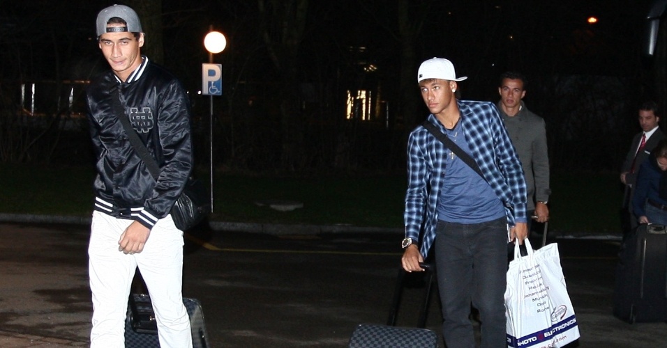 Neymar e Ganso desembarcam na Suíça para o amistoso da seleção contra a Bósnia