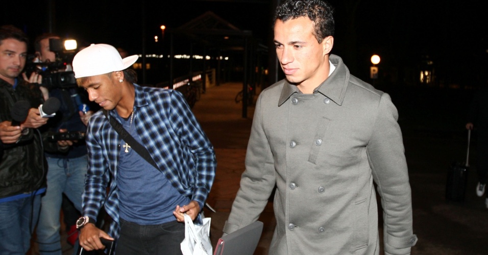 No desembarque da seleção brasileira, Neymar chega à Suíça acompanhado de Leandro Damião