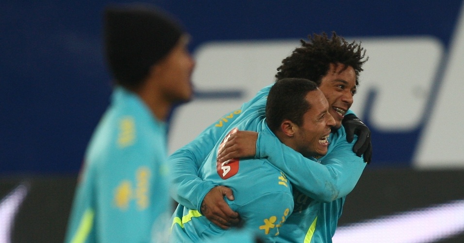 Os laterais Marcelo e Adriano brincam durante o treino desta terça da seleção