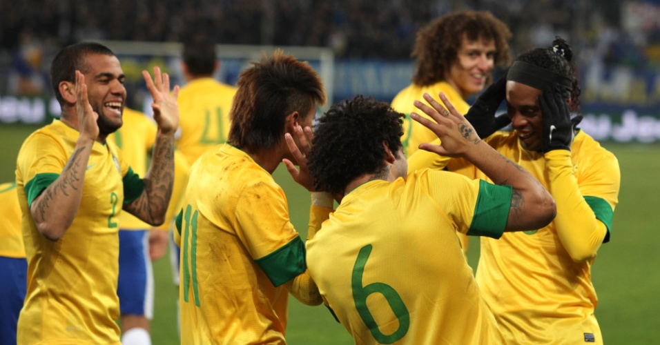 Marcelo, Ronaldinho Gaúcho, Daniel Alves e Neymar dançam após gol do Brasil contra a Bósnia