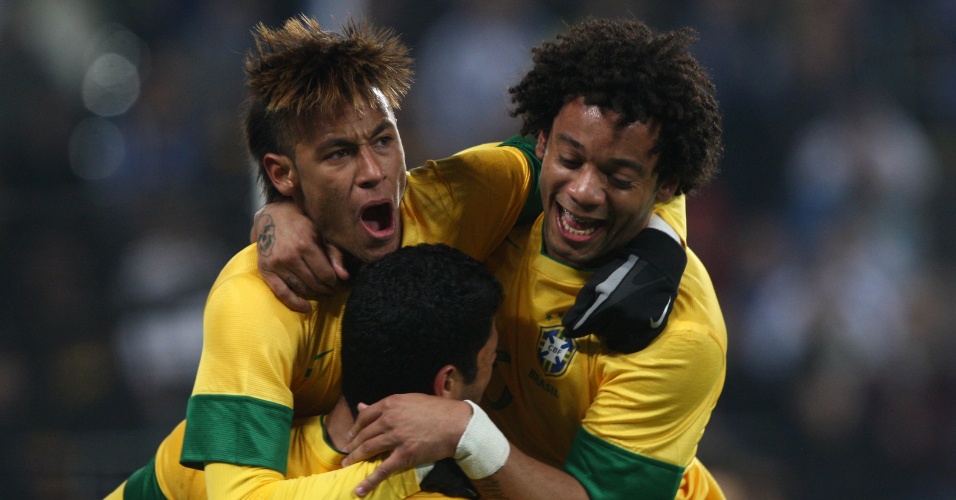 Neymar e Marcelo abraçam Hulk depois de o atacante fazer a jogada do gol brasileiro no segundo tempo