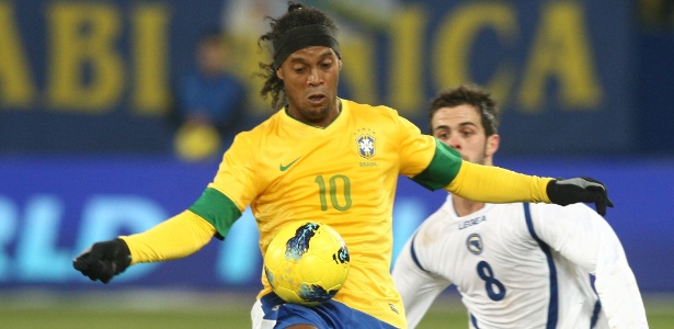 Ronaldinho Gaúcho protege a bola durante vitória do Brasil sobre a Bósnia
