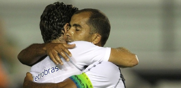 Juninho e Felipe se abraçam após o gol marcado pelo segundo no empate do Vasco - Marcelo Sadio/ site oficial do Vasco