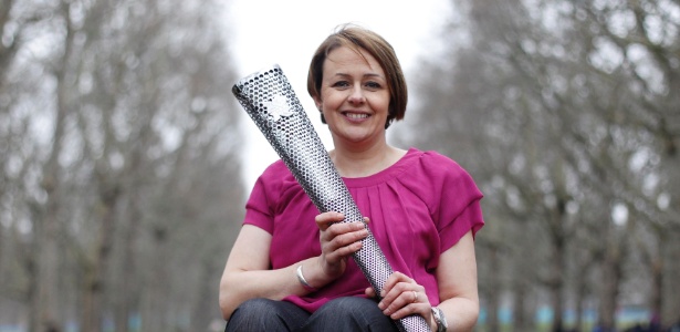 Galesa Tenni Grey-Thompson mostra a tocha dos Jogos Paraolímpicos de 2012